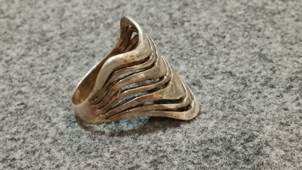 Srebrny pierścień ciekawy wzór