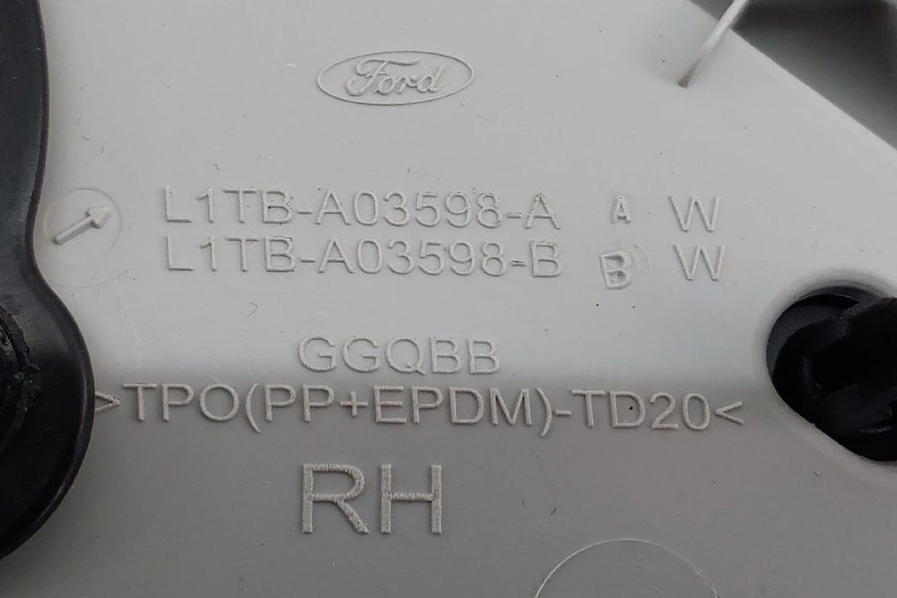 Forras de pilar A direito FORD Puma (J2K, CF7)