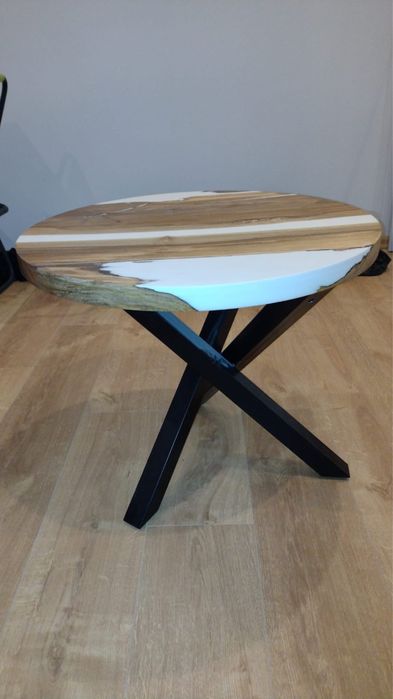 Stolik kawowy z żywicą epoksydową