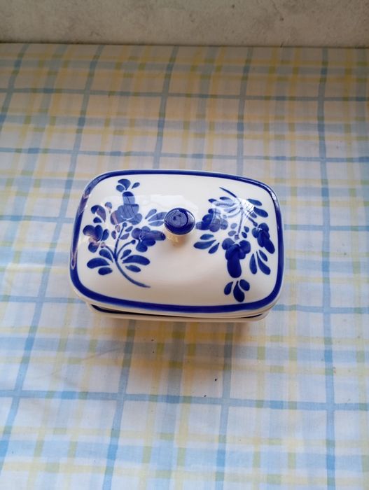Manteigueira em porcelana