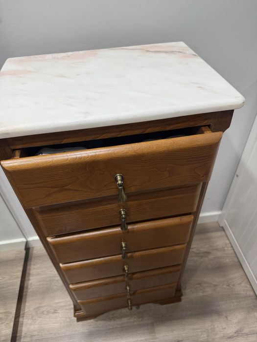 Armário de madeira maciça com mármore por cima