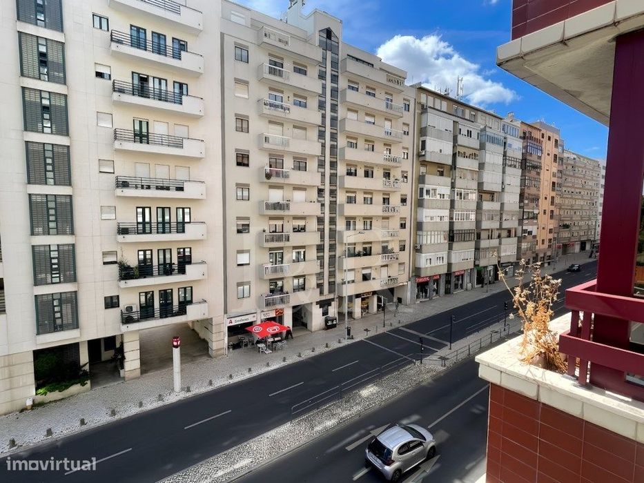 Apartamento T3 com varanda e estacionamento na Estrada da Luz, Lisboa
