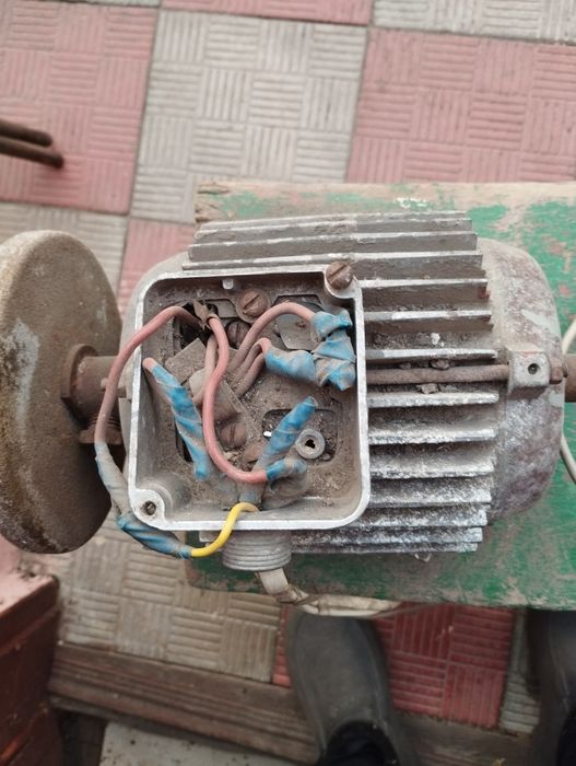 Електродвигун з минулого століття в гарному стані