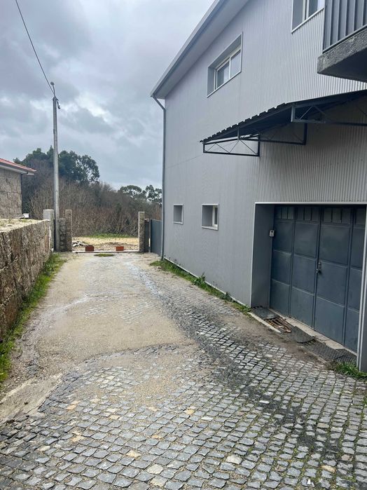 Aluga-se armazém em Mesão Frio, Guimarães (150m2)