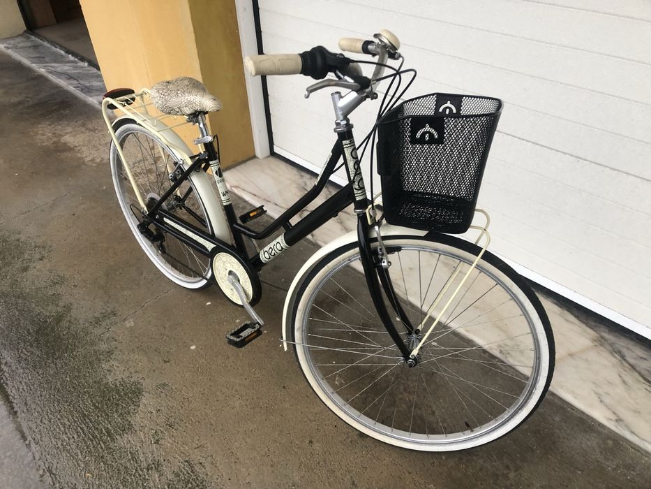 Bicicleta de senhora com cesto estado nova.