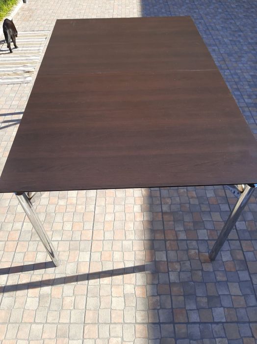 Mesa extensível com pés cromados em bom estado