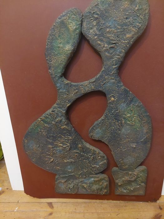 Grande escultura em metal sobre madeira para suspensão