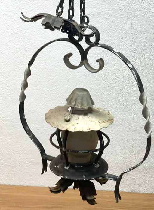 Candeeiro de teto antigo em ferro