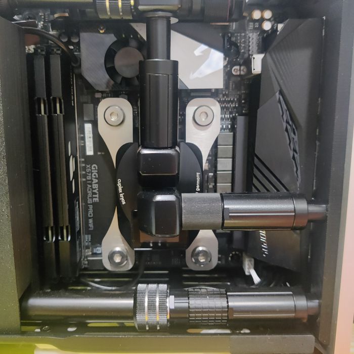 Системный блок ПК с кастомной системой водяного охлаждения