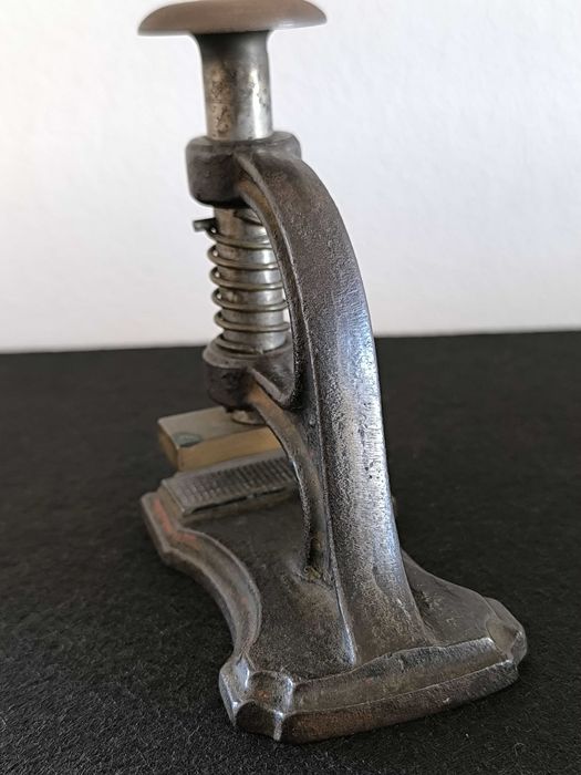 Antigo selo branco, (séc. XIX/XX) em metal, com pega em metal circular