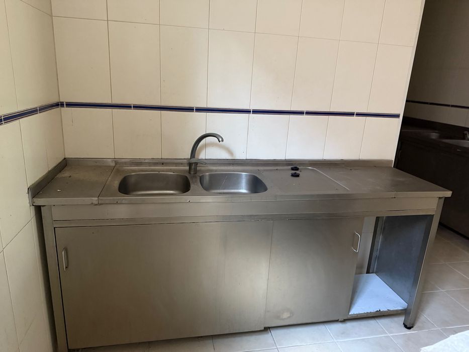 Varias Bancadas inox e balcão de inox com motores de frio
