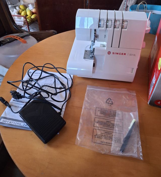 Venda de máquina corte e cose Singer