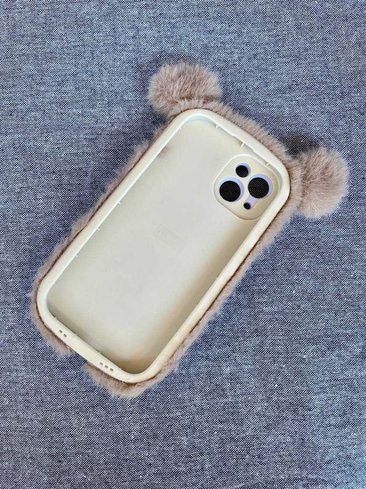 Urocze etui miś z futerkiem iPhone 13