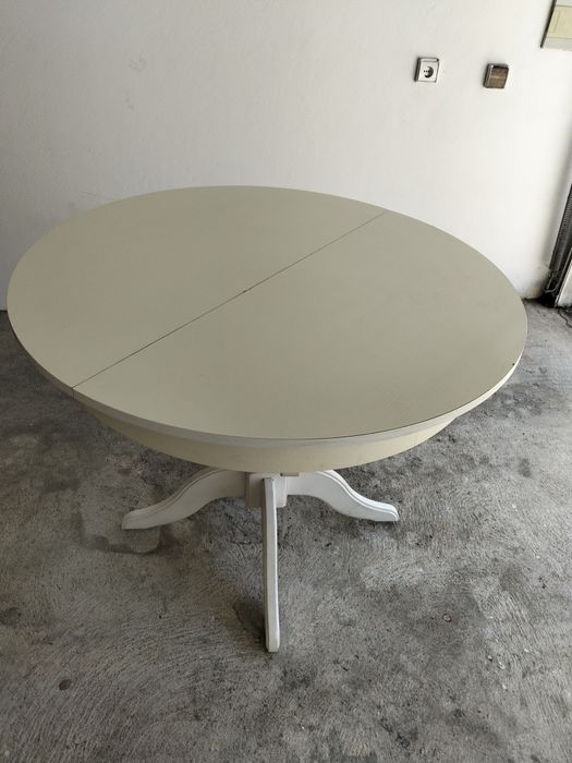 Mesa branca redonda
