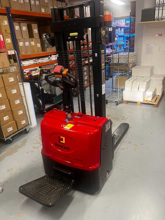 Stacker Elétrico Profissional – 1500kg / 3 Metros de Elevação – Novo (Modelo 2026) com Capacidade de Rampa