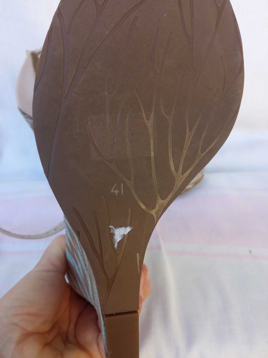 Босоніжки жіночі на танкетці