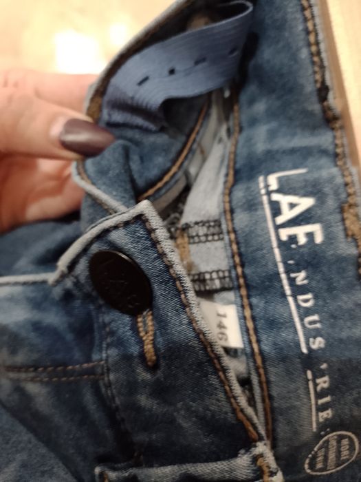 Niebieskie jeansy r. 146