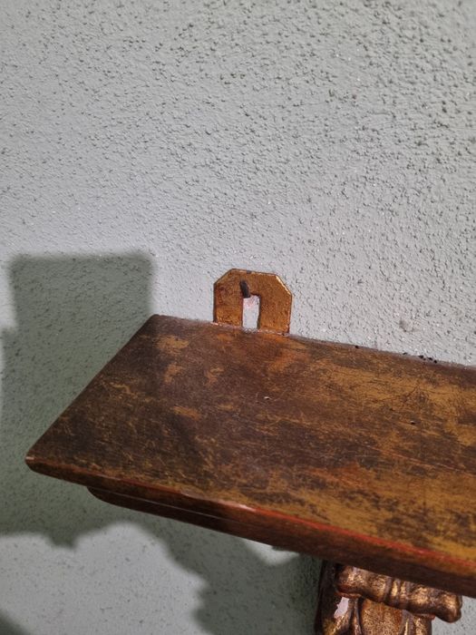 Pianha de madeira dourada