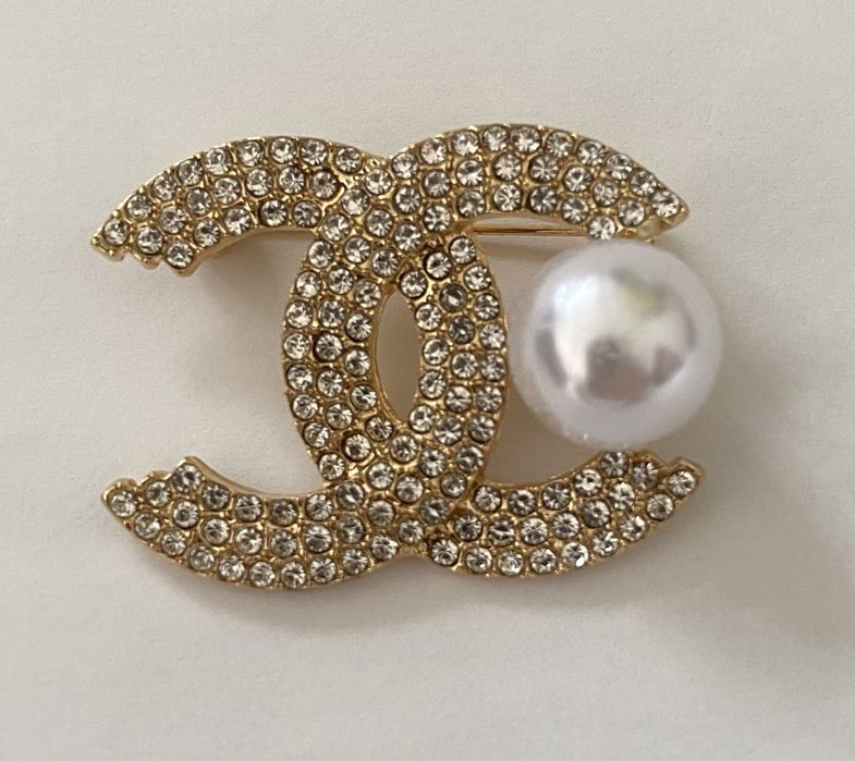 Sliczna broszka cc z perlą