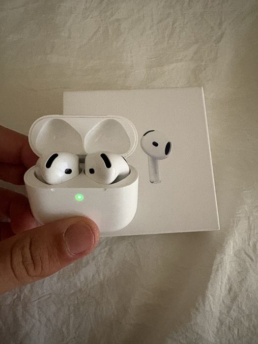 AirPods 4 Apple