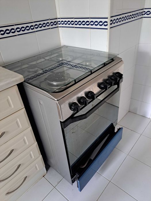 Fogão misto INDESIT I6TMH2AF X (59 L), em excelente estado