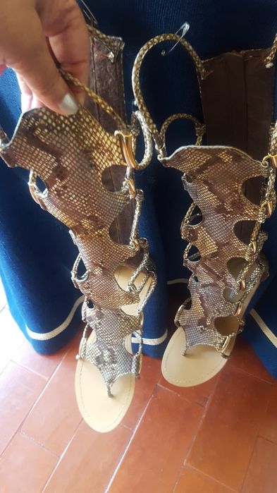 Sandálias romanas tipo pele de cobra