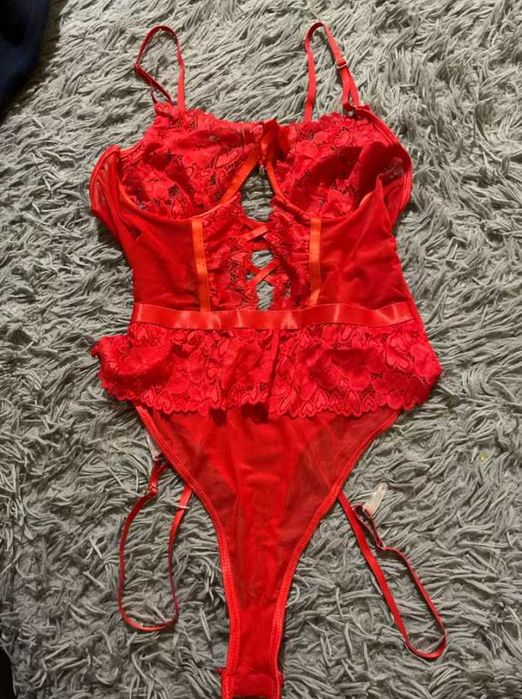 Koronkowe body akcentujące talię