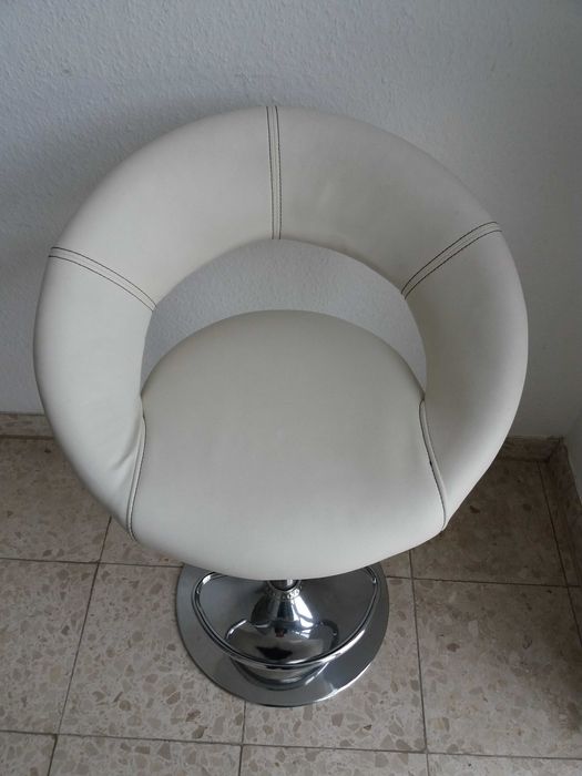 Hoker obrotowy kolor biały.