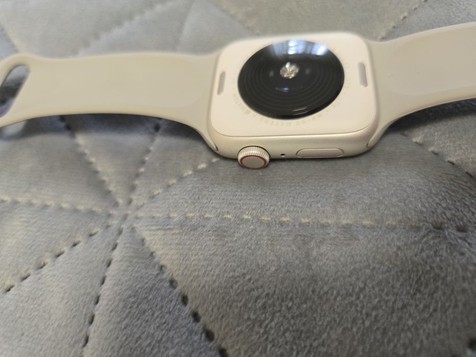 Apple Watch SE 2 44mm Starlight 100% батарея