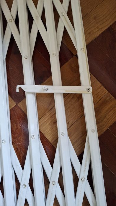 Grade de janela lacada em branco