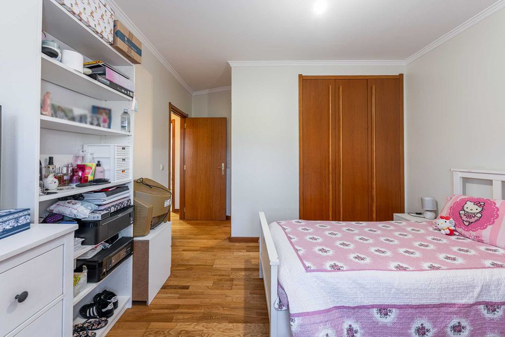 T2 Canelas com Garagem Box e espaço exterior