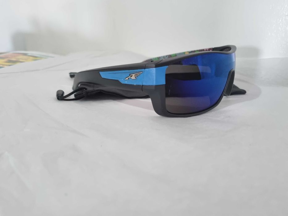 Óculos de sol Arnette haste larga pretos e azuis ou verdes espelhado