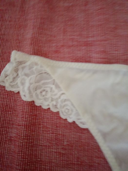 Stringi w lekkim kolorze ecru.