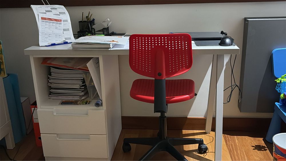 Secretaria com 2 gavetas e modulo aberto