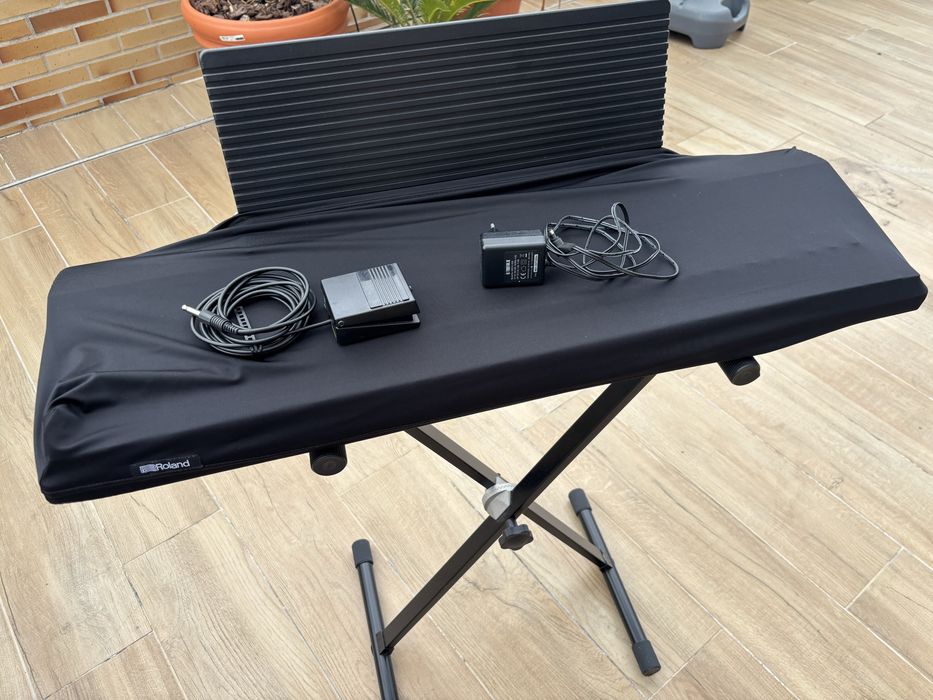 Teclado Roland Go-61k com capa e suporte em estado praticamento novo