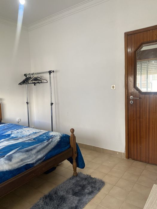 Alugo quarto, no laranjeiro proximo ao  metro parque da paz, com agua luz e internet icluso 400€ sem calçao para estudantes ou solterias