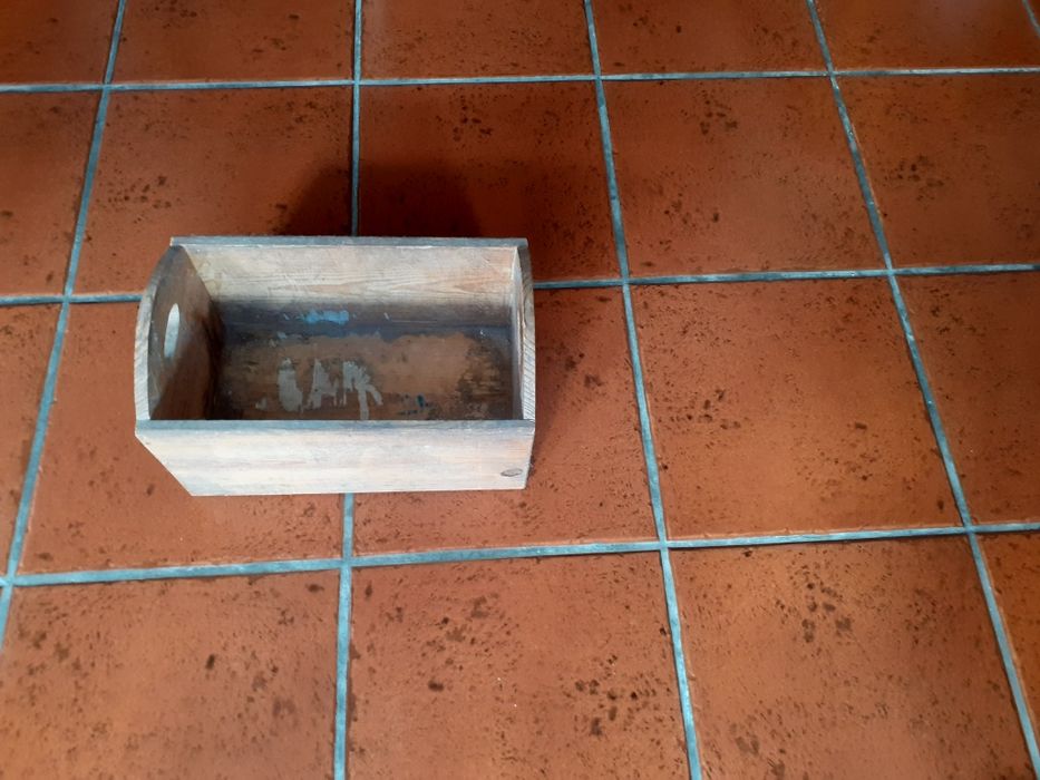 Caixa de madeira  de  pinho, 35x22x17cm.