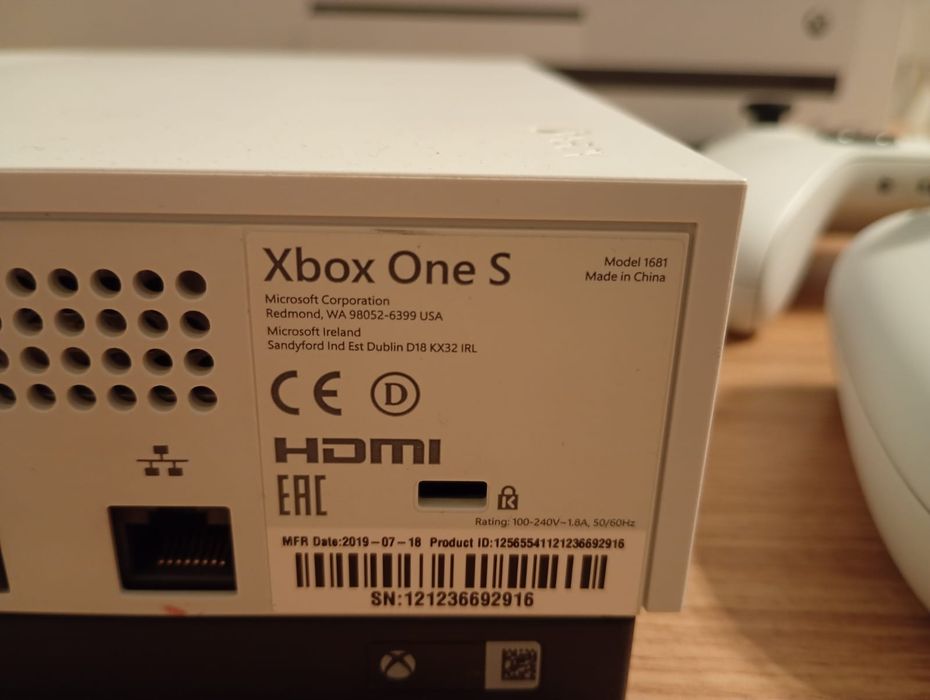 Konsola Xbox one S 1TB  z napędem 2 Pady