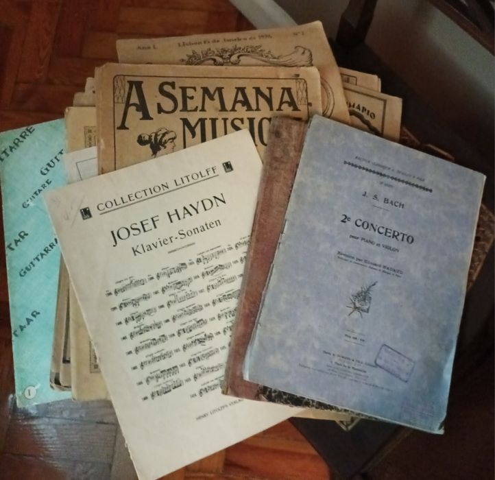 Conjunto de partituras tanto de música clássica como de música popular