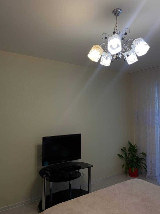 Затишна 2х кім. квартира 3хв від басейну  вільна