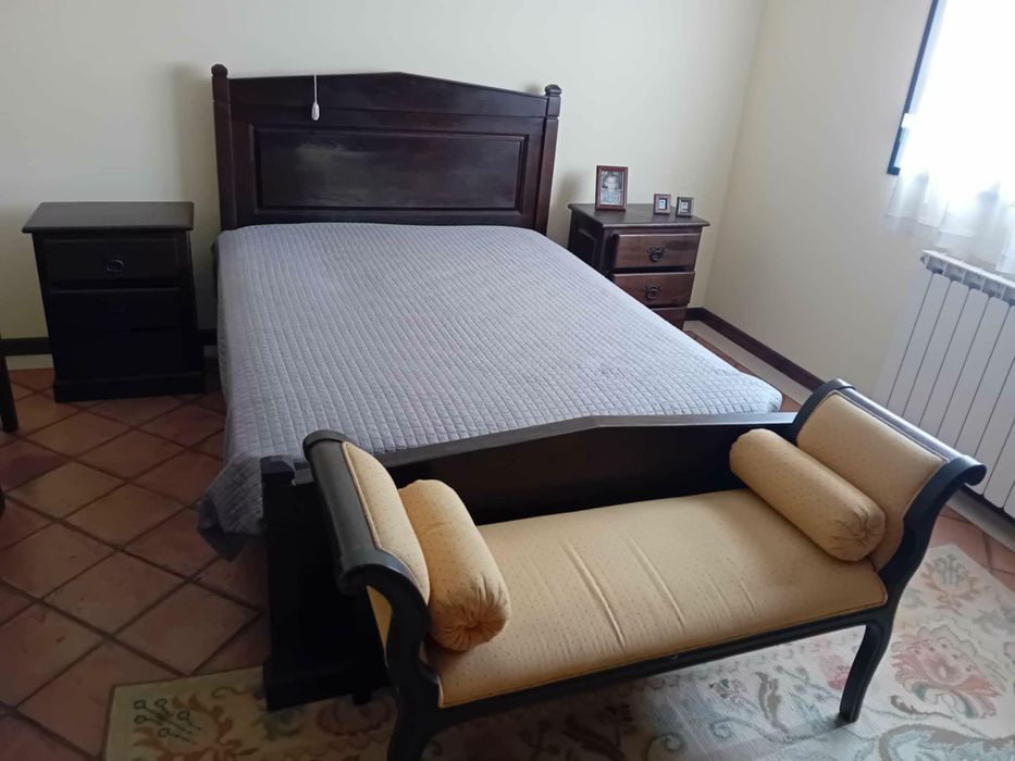 Quarto castanho escuro