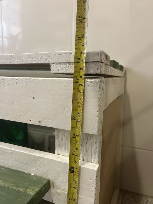 Baú com floreira em palete