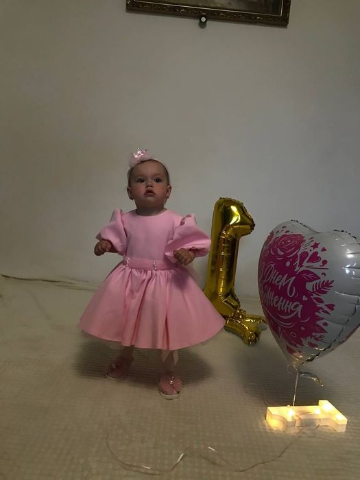 Продаж плаття гарно підходить дівчинці на рочок