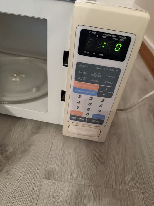 Microondas a trabalhar branco