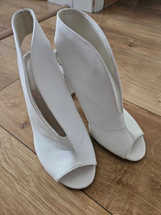 Białe buty na obcasie