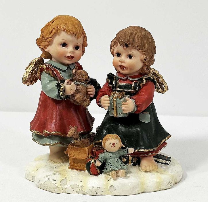 Figurka dwa Aniołki kolorowe z zabawkami Seneca Design 18cm.