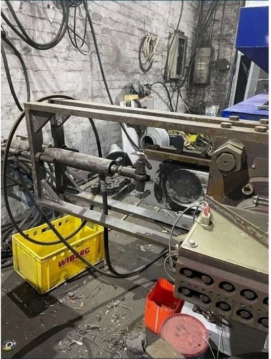 Экструдер для переработки полимеров.