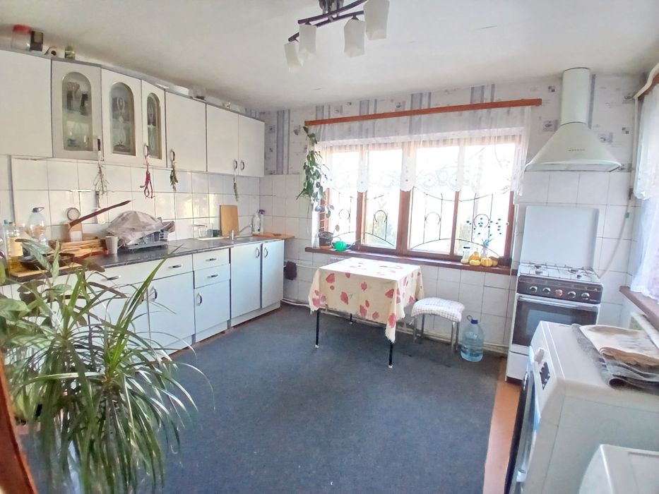 Продам Цілий Будинок на 3 сотках землі, є гараж.