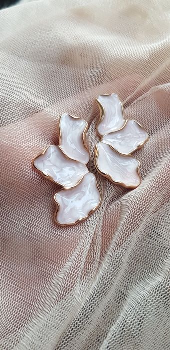 Nowe kolczyki kwiaty platki róż masa perłowa pudrowy złoty
