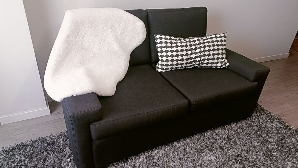 Sofá em pinho e carpete